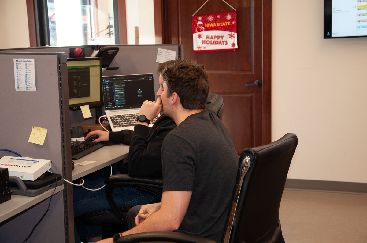 Two ANP employees working the same problem at one screen.